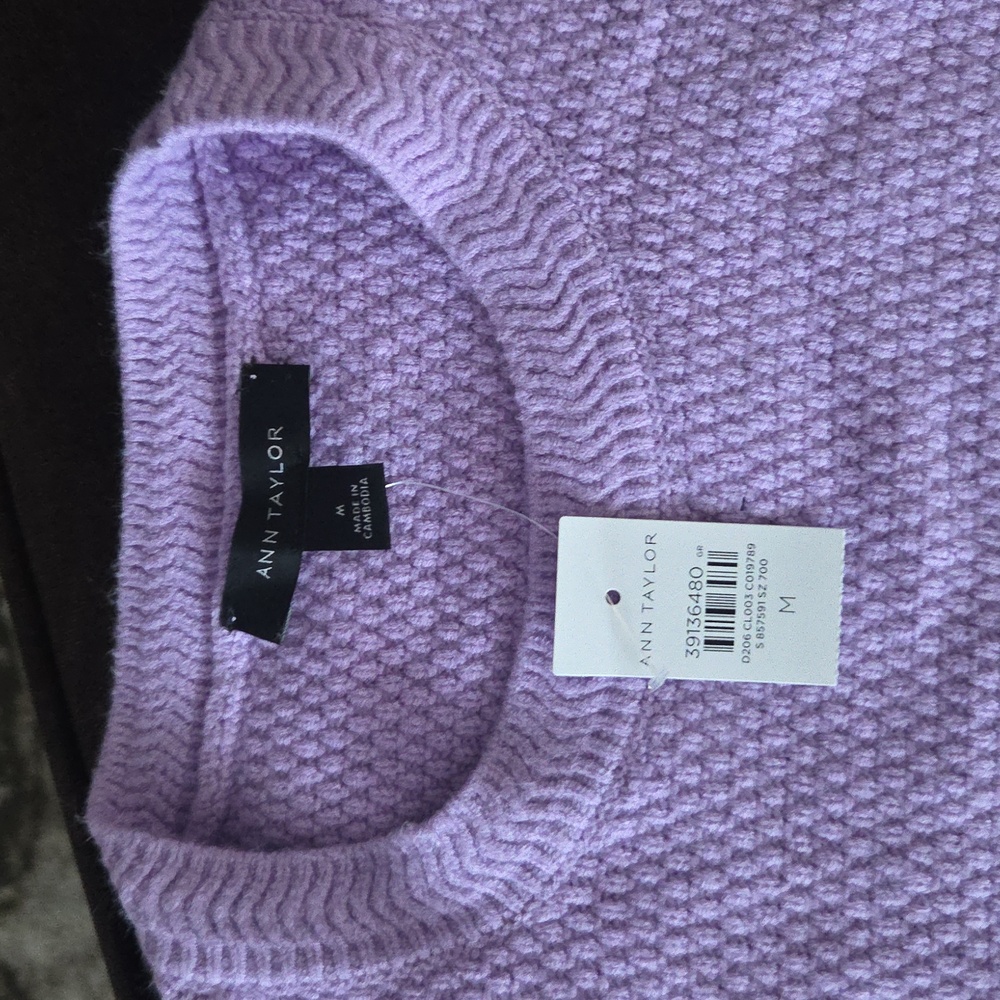 BRAND NEW Ann Taylor Lilac Textured Knit Short Sleeve Sweater - Size Medium - Picture 2 of 9